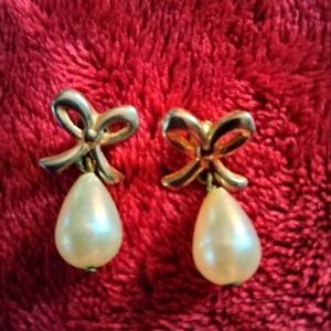 Pierced earrings bowtie with faux pearls in very good condition